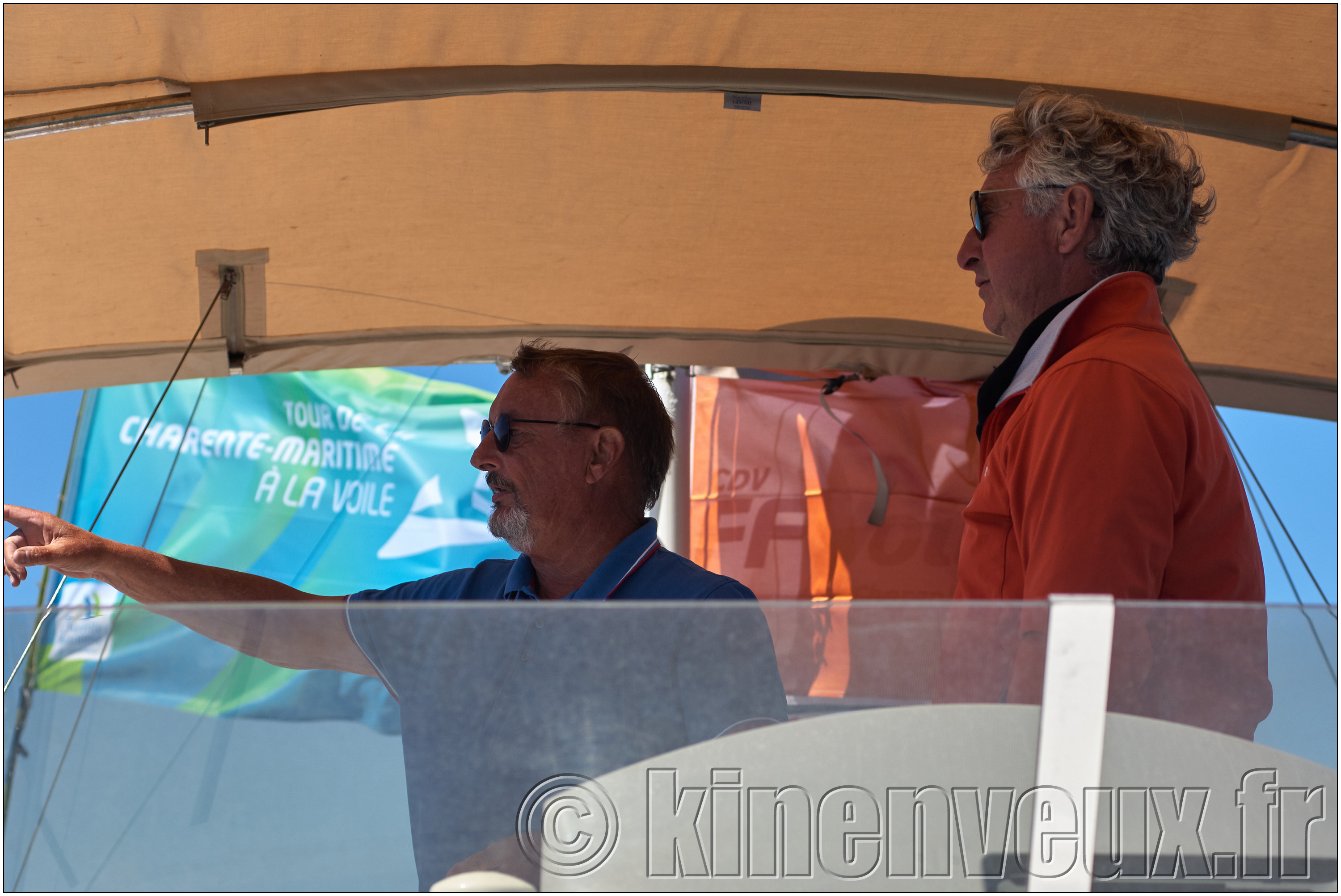 kinenveux_photographie_TourVoile17_092.jpg - le président du comité de course surveille la flotte